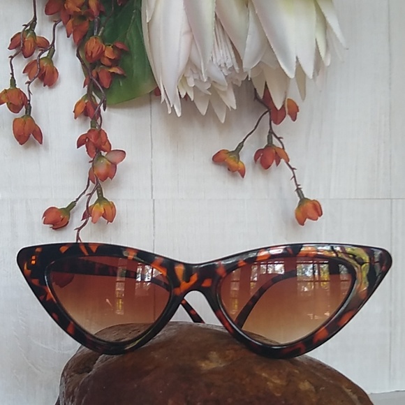 Cat Eye Accessories - Trendy Cat Eye Faux Tortoise Shell Sunglasses